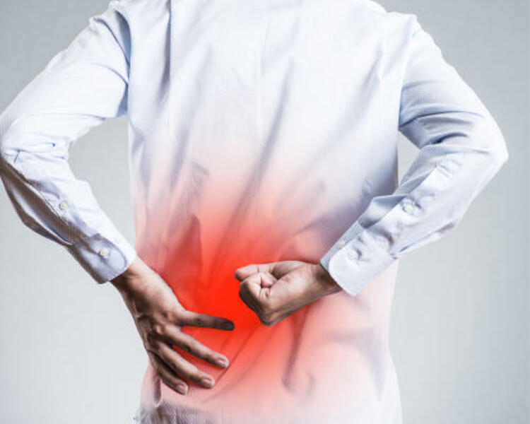 Đau vùng thắt lưng là triệu chứng phổ biến trong thoái hóa đốt sống 4 và 5
